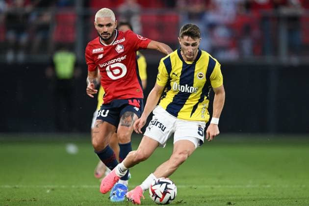 VALENCIENNES - (l-r) Remy Cabella of Lille OSC, Ismail Yuksek of Fenerbahce SK during the UEFA Champions League third qualifying round between Lille OSC and Fenerbahce SK at Stade du Hainaut on August 6, 2024 in Valenciennes, France. ANP Hollandse Hoogte UEFA Champions League, Third qualifying round, 1st leg 2024 25 xVIxANPxSportx xGerritxvanxKeulenxIVx 505339720 originalFilename: 505339720.jpg
