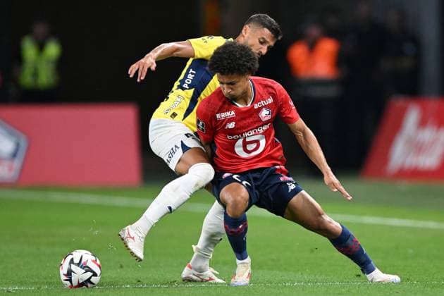 VALENCIENNES - (l-r) Rade Krunic of Fenerbahce SK, Tiago Carvalho Santos of Lille OSC during the UEFA Champions League third qualifying round between Lille OSC and Fenerbahce SK at Stade du Hainaut on August 6, 2024 in Valenciennes, France. ANP Hollandse Hoogte UEFA Champions League, Third qualifying round, 1st leg 2024 25 xVIxANPxSportx xGerritxvanxKeulenxIVx 505340005 originalFilename: 505340005.jpg