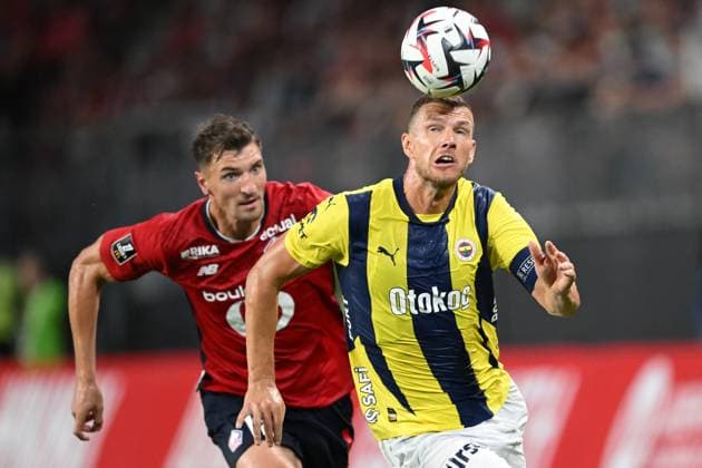 VALENCIENNES - (l-r) Thomas Meunier of Lille OSC, Edin Dzeko of Fenerbahce SK during the UEFA Champions League third qualifying round between Lille OSC and Fenerbahce SK at Stade du Hainaut on August 6, 2024 in Valenciennes, France. ANP Hollandse Hoogte UEFA Champions League, Third qualifying round, 1st leg 2024 25 xVIxANPxSportx xGerritxvanxKeulenxIVx 505340083 originalFilename: 505340083.jpg