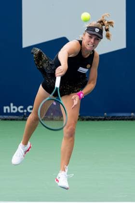 TORONTO, ON - AUGUST 06: Magdalena FrÄ™ch of Poland serves during her first round game of the National Bank Open, part of the WTA, Tennis Damen Tour, at Sobeys Stadium on August 6, 2024 in Toronto, Canada. (Photo by Julian Avram Icon Sportswire) TENNIS: AUG 06 National Bank Open EDITORIAL USE ONLY Icon2408060025