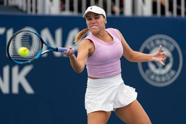 TORONTO, ON - AUGUST 06: Sofia Kenin of the United States returns a shot during her first round game of the National Bank Open, part of the WTA, Tennis Damen Tour, at Sobeys Stadium on August 6, 2024 in Toronto, Canada. (Photo by Julian Avram Icon Sportswire) TENNIS: AUG 06 National Bank Open EDITORIAL USE ONLY Icon2408060029