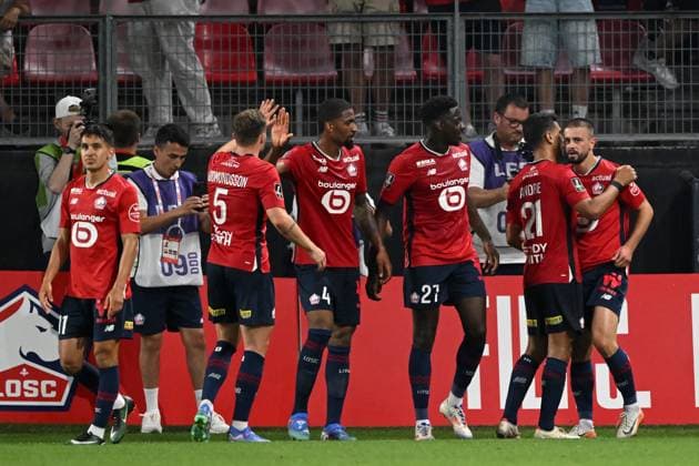 VALENCIENNES - Lille OSC celebrates the winning goal by Edon Zhegrova of Lille OSC (r) during the UEFA Champions League third qualifying round between Lille OSC and Fenerbahce SK at Stade du Hainaut on August 6, 2024 in Valenciennes, France. ANP Hollandse Hoogte UEFA Champions League, Third qualifying round, 1st leg 2024 25 xVIxANPxSportx xGerritxvanxKeulenxIVx 505340689 originalFilename: 505340689.jpg