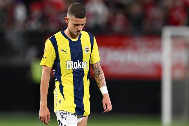 VALENCIENNES - Sebastian Szymanski of Fenerbahce SK is disappointed during the UEFA Champions League third qualifying round between Lille OSC and Fenerbahce SK at Stade du Hainaut on August 6, 2024 in Valenciennes, France. ANP Hollandse Hoogte UEFA Champions League, Third qualifying round, 1st leg 2024 25 xVIxANPxSportx xGerritxvanxKeulenxIVx 505341080 originalFilename: 505341080.jpg