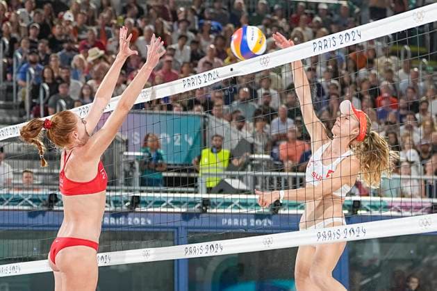PARIS, FRANCE AUGUST 6 Nina Brunner of Switzerland R against Kelly Cheng of United States L during the Women s Quarterfinal Match 49 on day eleven of the Olympic Games Paris 2024 at on August 6, 2024 in Paris, France Paris France Copyright: xJustPictures.ch JarixPestelaccix jp-en-EuSpIm-JP4_JAR_Beachvolley_06Aug2024_PR0020