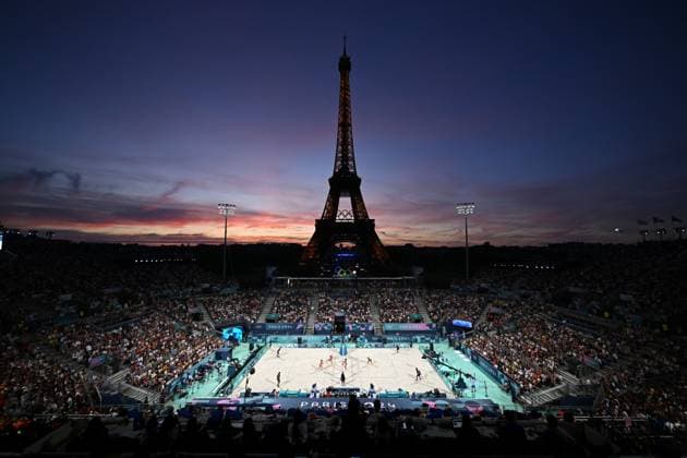 OLY24 Beach volleyball, Beachvolleyball The Eiffel Tower can be seen as Australian beach volleyball players Mariafe Artacho del Solar and Taliqua Clancy play against Swiss beach volleyball players Zoe Su Verge-Depre and Esmee Boebner in the Women s Quarterfinal 48 beach volleyball match between Australia and Switzerland at Eiffel Tower Stadium in Paris, as part of the 2024 Paris Olympic Games, Olympische Spiele, Olympia, OS France, Tuesday, August 06, 2024. ( NO ARCHIVING, EDITORIAL USE ONLY, NO USE IN BOOKS WITHOUT CONSENT PARIS FRANCE Copyright: xDEANxLEWINSx 20240807163488183171