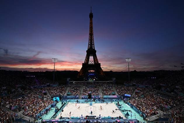OLY24 Beach volleyball, Beachvolleyball The Eiffel Tower can be seen as Australian beach volleyball players Mariafe Artacho del Solar and Taliqua Clancy play against Swiss beach volleyball players Zoe Su Verge-Depre and Esmee Boebner in the Women s Quarterfinal 48 beach volleyball match between Australia and Switzerland at Eiffel Tower Stadium in Paris, as part of the 2024 Paris Olympic Games, Olympische Spiele, Olympia, OS France, Tuesday, August 06, 2024. ( NO ARCHIVING, EDITORIAL USE ONLY, NO USE IN BOOKS WITHOUT CONSENT PARIS FRANCE Copyright: xDEANxLEWINSx 20240807161194224089