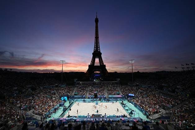 OLY24 Beach volleyball, Beachvolleyball The Eiffel Tower can be seen as Australian beach volleyball players Mariafe Artacho del Solar and Taliqua Clancy play against Swiss beach volleyball players Zoe Su Verge-Depre and Esmee Boebner in the Women s Quarterfinal 48 beach volleyball match between Australia and Switzerland at Eiffel Tower Stadium in Paris, as part of the 2024 Paris Olympic Games, Olympische Spiele, Olympia, OS France, Tuesday, August 06, 2024. ( NO ARCHIVING, EDITORIAL USE ONLY, NO USE IN BOOKS WITHOUT CONSENT PARIS FRANCE Copyright: xDEANxLEWINSx 20240807182178336960