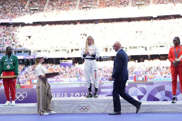 Keely Hodgkinson of Great Britain (Women s 800m) steps up for her gold medal Paris 2024 Olympic Games, Olympische Spiele, Olympia, OS Day Eleven, Paris, France - 06 Aug 2024  Copyright: xDavexWinter Shutterstockx 14621709lc