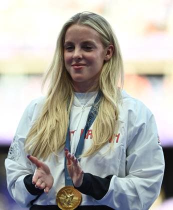 6th August 2024; Paris Olympic Games, Olympische Spiele, Olympia, OS Stade de France, Paris, France, Day 11; Athletics, HODGKINSON Keely of Great Britain receives her gold medal for winning the Women& x2019;s 800m race  ActionPlus12678285 SimonxWest