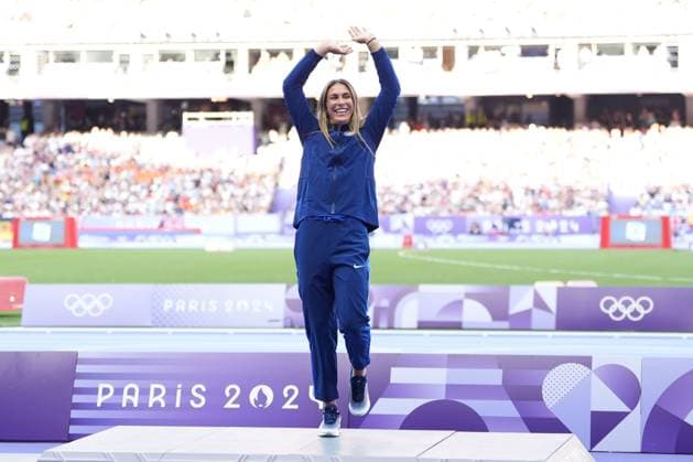 Valarie Allman of USA (Women s Discus) steps up to receive her gold medal Paris 2024 Olympic Games, Olympische Spiele, Olympia, OS Day Eleven, Paris, France - 06 Aug 2024  Copyright: xDavexWinter Shutterstockx 14621709lm