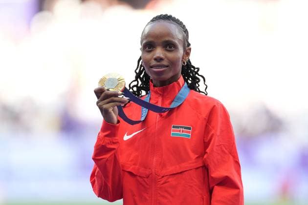 Beatrice Chebet of Kenya with the gold from the Women s 5000m Paris 2024 Olympic Games, Olympische Spiele, Olympia, OS Day Eleven, Paris, France - 06 Aug 2024  Copyright: xDavexWinter Shutterstockx 14621709lu