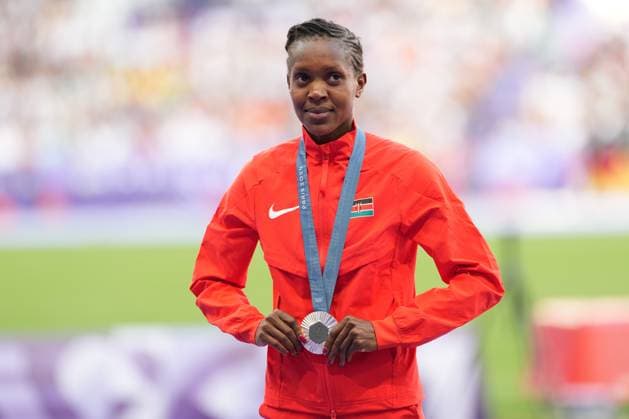 Faith Kipyegon of Kenya with the silver from the Women s 5000m Paris 2024 Olympic Games, Olympische Spiele, Olympia, OS Day Eleven, Paris, France - 06 Aug 2024  Copyright: xDavexWinter Shutterstockx 14621709ly