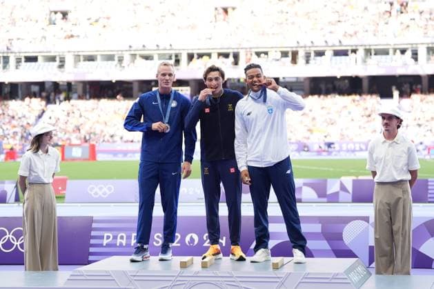Medalists from the Men s Pole Vault, Sam Kendricks of USA with the silver, Armand Duplantis of Sweden withe the gold and Emmanouil Karalis of Greece with the bronze Paris 2024 Olympic Games, Olympische Spiele, Olympia, OS Day Eleven, Paris, France - 06 Aug 2024  Copyright: xDavexWinter Shutterstockx 14621709lz