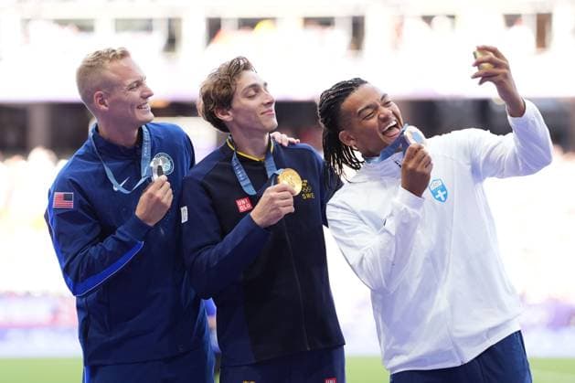 Medalists from the Men s Pole Vault, Sam Kendricks of USA with the silver, Armand Duplantis of Sweden withe the gold and Emmanouil Karalis of Greece with the bronze Paris 2024 Olympic Games, Olympische Spiele, Olympia, OS Day Eleven, Paris, France - 06 Aug 2024  Copyright: xDavexWinter Shutterstockx 14621709ma