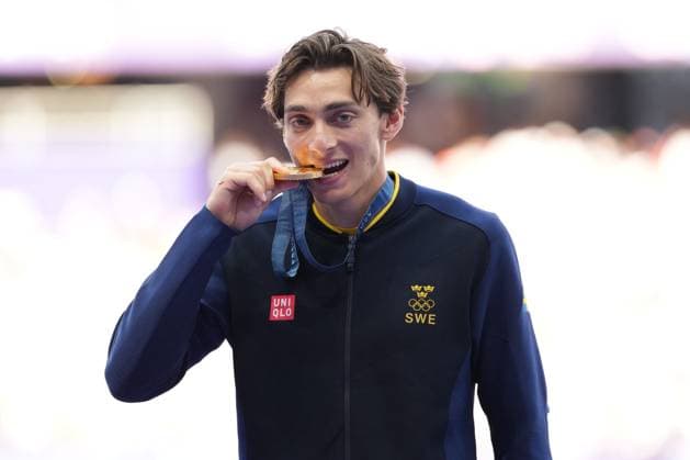 Armand Duplantis of Sweden (Men s Pole Vault) with his gold medal Paris 2024 Olympic Games, Olympische Spiele, Olympia, OS Day Eleven, Paris, France - 06 Aug 2024  Copyright: xDavexWinter Shutterstockx 14621709mf