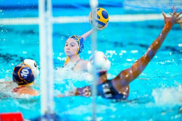 August 6, 2024, Paris, Paris, FRANCE: Elena Ruiz Barril of Spain in action during Women s Quarterfinal of the Water polo, Wasserball between Canada and Spain on Paris La Defense Arena during the Paris 2024 Olympics Games on August 6, 2024 in Paris, France. Paris FRANCE - ZUMAa181 20240806_zaa_a181_221 Copyright: xOscarxJxBarrosox