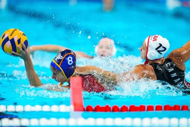 August 6, 2024, Paris, Paris, FRANCE: Pili Pena of Spain and Shae la Roche of Canada in action during Women s Quarterfinal of the Water polo, Wasserball between Canada and Spain on Paris La Defense Arena during the Paris 2024 Olympics Games on August 6, 2024 in Paris, France. Paris FRANCE - ZUMAa181 20240806_zaa_a181_259 Copyright: xOscarxJxBarrosox
