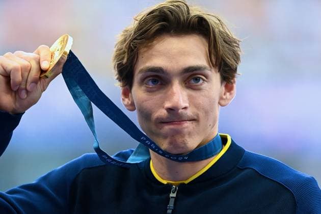 Paris 2024 - Pole Vault Medal Ceremony Gold medallist Sweden s Armand Duplantis celebrates on the podium after competing in the men s pole vault final of the athletics event during the Paris 2024 Olympic Games, Olympische Spiele, Olympia, OS at Stade de France in Saint-Denis, north of Paris, on August 6, 2024. Photo by Franck Castel ABACAPRESS.COM Saint Denis France  Copyright: xCastelxFranck ABACAx
