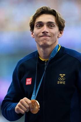Paris 2024 - Pole Vault Medal Ceremony Gold medallist Sweden s Armand Duplantis celebrates on the podium after competing in the men s pole vault final of the athletics event during the Paris 2024 Olympic Games, Olympische Spiele, Olympia, OS at Stade de France in Saint-Denis, north of Paris, on August 6, 2024. Photo by Franck Castel ABACAPRESS.COM Saint Denis France  Copyright: xCastelxFranck ABACAx