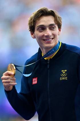 Paris 2024 - Pole Vault Medal Ceremony Gold medallist Sweden s Armand Duplantis celebrates on the podium after competing in the men s pole vault final of the athletics event during the Paris 2024 Olympic Games, Olympische Spiele, Olympia, OS at Stade de France in Saint-Denis, north of Paris, on August 6, 2024. Photo by Franck Castel ABACAPRESS.COM Saint Denis France  Copyright: xCastelxFranck ABACAx