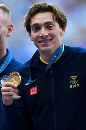 Paris 2024 - Pole Vault Medal Ceremony Gold medallist Sweden s Armand Duplantis celebrates on the podium after competing in the men s pole vault final of the athletics event during the Paris 2024 Olympic Games, Olympische Spiele, Olympia, OS at Stade de France in Saint-Denis, north of Paris, on August 6, 2024. Photo by Franck Castel ABACAPRESS.COM Saint Denis France  Copyright: xCastelxFranck ABACAx