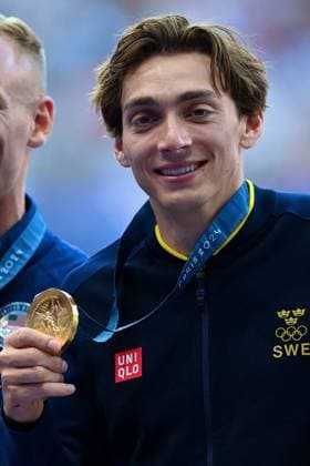 Paris 2024 - Pole Vault Medal Ceremony Gold medallist Sweden s Armand Duplantis celebrates on the podium after competing in the men s pole vault final of the athletics event during the Paris 2024 Olympic Games, Olympische Spiele, Olympia, OS at Stade de France in Saint-Denis, north of Paris, on August 6, 2024. Photo by Franck Castel ABACAPRESS.COM Saint Denis France  Copyright: xCastelxFranck ABACAx