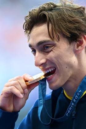 Paris 2024 - Pole Vault Medal Ceremony Gold medallist Sweden s Armand Duplantis celebrates on the podium after competing in the men s pole vault final of the athletics event during the Paris 2024 Olympic Games, Olympische Spiele, Olympia, OS at Stade de France in Saint-Denis, north of Paris, on August 6, 2024. Photo by Franck Castel ABACAPRESS.COM Saint Denis France  Copyright: xCastelxFranck ABACAx
