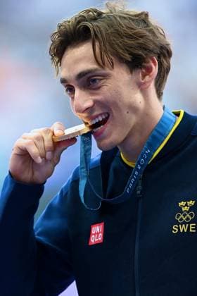 Paris 2024 - Pole Vault Medal Ceremony Gold medallist Sweden s Armand Duplantis celebrates on the podium after competing in the men s pole vault final of the athletics event during the Paris 2024 Olympic Games, Olympische Spiele, Olympia, OS at Stade de France in Saint-Denis, north of Paris, on August 6, 2024. Photo by Franck Castel ABACAPRESS.COM Saint Denis France  Copyright: xCastelxFranck ABACAx
