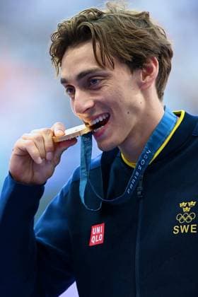 Paris 2024 - Pole Vault Medal Ceremony Gold medallist Sweden s Armand Duplantis celebrates on the podium after competing in the men s pole vault final of the athletics event during the Paris 2024 Olympic Games, Olympische Spiele, Olympia, OS at Stade de France in Saint-Denis, north of Paris, on August 6, 2024. Photo by Franck Castel ABACAPRESS.COM Saint Denis France  Copyright: xCastelxFranck ABACAx