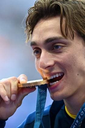 Paris 2024 - Pole Vault Medal Ceremony Gold medallist Sweden s Armand Duplantis celebrates on the podium after competing in the men s pole vault final of the athletics event during the Paris 2024 Olympic Games, Olympische Spiele, Olympia, OS at Stade de France in Saint-Denis, north of Paris, on August 6, 2024. Photo by Franck Castel ABACAPRESS.COM Saint Denis France  Copyright: xCastelxFranck ABACAx
