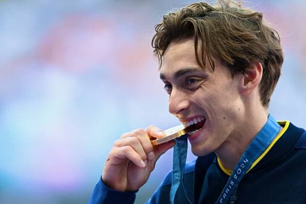 Paris 2024 - Pole Vault Medal Ceremony Gold medallist Sweden s Armand Duplantis celebrates on the podium after competing in the men s pole vault final of the athletics event during the Paris 2024 Olympic Games, Olympische Spiele, Olympia, OS at Stade de France in Saint-Denis, north of Paris, on August 6, 2024. Photo by Franck Castel ABACAPRESS.COM Saint Denis France  Copyright: xCastelxFranck ABACAx