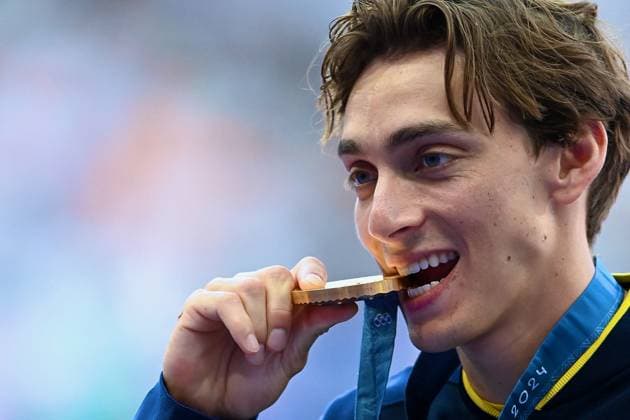 Paris 2024 - Pole Vault Medal Ceremony Gold medallist Sweden s Armand Duplantis celebrates on the podium after competing in the men s pole vault final of the athletics event during the Paris 2024 Olympic Games, Olympische Spiele, Olympia, OS at Stade de France in Saint-Denis, north of Paris, on August 6, 2024. Photo by Franck Castel ABACAPRESS.COM Saint Denis France  Copyright: xCastelxFranck ABACAx