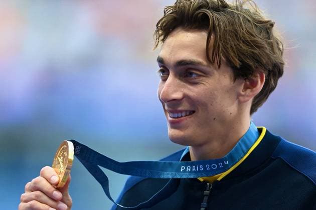 Paris 2024 - Pole Vault Medal Ceremony Gold medallist Sweden s Armand Duplantis celebrates on the podium after competing in the men s pole vault final of the athletics event during the Paris 2024 Olympic Games, Olympische Spiele, Olympia, OS at Stade de France in Saint-Denis, north of Paris, on August 6, 2024. Photo by Franck Castel ABACAPRESS.COM Saint Denis France  Copyright: xCastelxFranck ABACAx