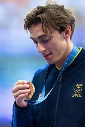 Paris 2024 - Pole Vault Medal Ceremony Gold medallist Sweden s Armand Duplantis celebrates on the podium after competing in the men s pole vault final of the athletics event during the Paris 2024 Olympic Games, Olympische Spiele, Olympia, OS at Stade de France in Saint-Denis, north of Paris, on August 6, 2024. Photo by Franck Castel ABACAPRESS.COM Saint Denis France  Copyright: xCastelxFranck ABACAx