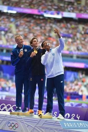 Paris 2024 - Pole Vault Medal Ceremony Silver medallist USA s Sam Kendricks, gold medallist Sweden s Armand Duplantis and bronze medallist Greece s Emmanouil Karalis celebrate on the podium after competing in the men s pole vault final of the athletics event during the Paris 2024 Olympic Games, Olympische Spiele, Olympia, OS at Stade de France in Saint-Denis, north of Paris, on August 6, 2024. Photo by Franck Castel ABACAPRESS.COM Saint Denis France  Copyright: xCastelxFranck ABACAx