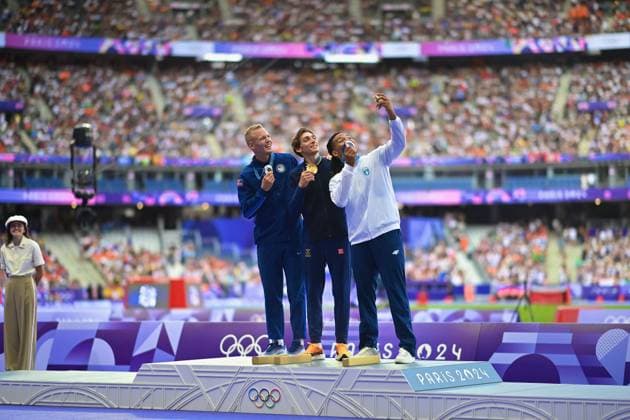 Paris 2024 - Pole Vault Medal Ceremony Silver medallist USA s Sam Kendricks, gold medallist Sweden s Armand Duplantis and bronze medallist Greece s Emmanouil Karalis celebrate on the podium after competing in the men s pole vault final of the athletics event during the Paris 2024 Olympic Games, Olympische Spiele, Olympia, OS at Stade de France in Saint-Denis, north of Paris, on August 6, 2024. Photo by Franck Castel ABACAPRESS.COM Saint Denis France  Copyright: xCastelxFranck ABACAx