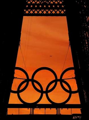(240806) -- PARIS, Aug. 6, 2024 -- Silhouettes of a plane and the Olympic rings, as well as part of the Eiffel Tower, are seen during the Beach volleyball, Beachvolleyball women s quarterfinal between Mariafe Artacho del Solar Taliqua Clancy of Australia and Zoe Verge-Depre Esmee Boebner of Switzerland at the Paris 2024 Olympic Games, Olympische Spiele, Olympia, OS in Paris, France, Aug. 6, 2024. ) (PARIS2024) FRANCE-PARIS-OLY-BEACH VOLLEYBALL FeixMaohua
