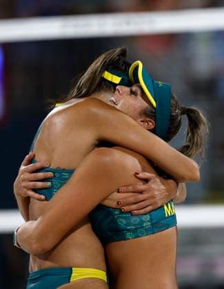 (240806) -- PARIS, Aug. 6, 2024 -- Mariafe Artacho del Solar (L) Taliqua Clancy of Australia hug each other in celebration of victory in the Beach volleyball, Beachvolleyball women s quarterfinal against Zoe Verge-Depre Esmee Boebner of Switzerland at the Paris 2024 Olympic Games, Olympische Spiele, Olympia, OS in Paris, France, Aug. 6, 2024. ) (PARIS2024) FRANCE-PARIS-OLY-BEACH VOLLEYBALL FeixMaohua 