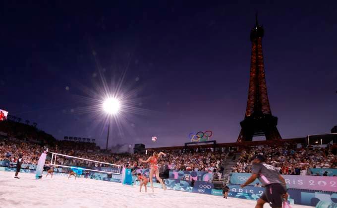 (240806) -- PARIS, Aug. 6, 2024 -- Esmee Boebner (1st R) of Switzerland serves the ball during the Beach volleyball, Beachvolleyball women s quarterfinal between Mariafe Artacho del Solar Taliqua Clancy of Australia and Zoe Verge-Depre Esmee Boebner of Switzerland at the Paris 2024 Olympic Games, Olympische Spiele, Olympia, OS in Paris, France, Aug. 6, 2024. ) (PARIS2024) FRANCE-PARIS-OLY-BEACH VOLLEYBALL FeixMaohua 
