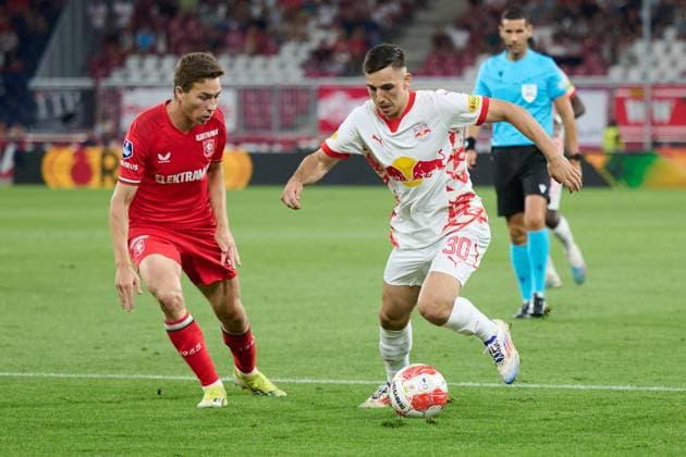 Salzburg, Austria 06 August 2024 Champions League qualification 2024 2025 RB Salzburg vs FC Twente Enschede In the picture from left in the duel Carel Eiting TW , Oscar Gloukh RB Red Bull Arena Copyright: xFotostandx xWassmuthx