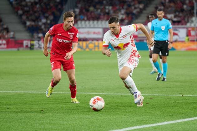 Salzburg, Austria 06 August 2024 Champions League qualification 2024 2025 RB Salzburg vs FC Twente Enschede In the picture from left in the duel Carel Eiting TW , Oscar Gloukh RB Red Bull Arena Copyright: xFotostandx xWassmuthx