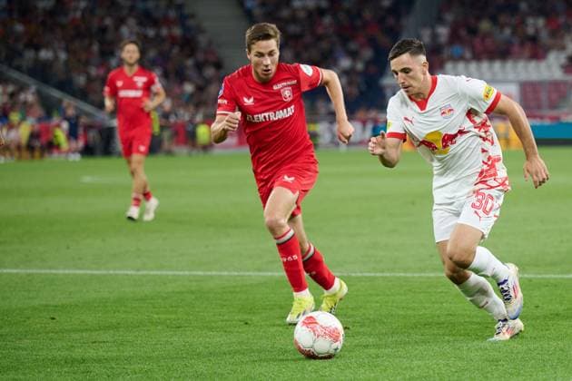 Salzburg, Austria 06 August 2024 Champions League qualification 2024 2025 RB Salzburg vs FC Twente Enschede In the picture from left in the duel Carel Eiting TW , Oscar Gloukh RB Red Bull Arena Copyright: xFotostandx xWassmuthx