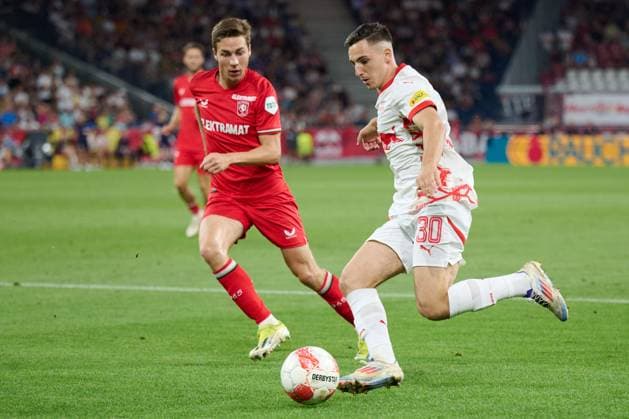 Salzburg, Austria 06 August 2024 Champions League qualification 2024 2025 RB Salzburg vs FC Twente Enschede In the picture from left in the duel Carel Eiting TW , Oscar Gloukh RB Red Bull Arena Copyright: xFotostandx xWassmuthx