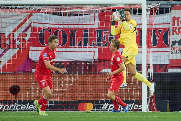 Salzburg, Austria 06 August 2024 Champions League Qualification 2024 2025 RB Salzburg vs FC Twente Enschede Pictured from left Carel Eiting TW , Mathias Kjolo TW , Goalkeeper Janis Blaswich RB Red Bull Arena Copyright: xFotostandx xWassmuthx