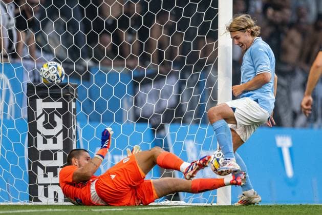 Malmo FF v PAOK FC, UEFA Champions League qualification, Malmoe, Sweden Malmoe, Sweden. 06th, August 2024. Sebastian Nanasi (11) of Malmo FF scores for 2-1 during the UEFA Champions League qualification match between Malmo FF and PAOK FC at Eleda Stadion in Malmo. Malmö Sweden  Copyright: xGonzalesxPhoto TobiasxJorgensenx