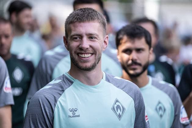 GER, 1.FBL, Werder Bremen Training 06.08.2024, Trainingsgelaende am WESERSTADION - Platz 4 5, Bremen, GER, 1.FBL, Werder Bremen Training Auf dem Weg zum Trainingsplatz Mitchell Weiser Mitchell-Elijah Weiser (Werder Bremen 08); *** GER, 1 FBL, Werder Bremen Training 06 08 2024, Trainingsgelaende am WESERSTADION Platz 4 5, Bremen, GER, 1 FBL, Werder Bremen Training On the way to the training ground Mitchell Weiser Mitchell Elijah Weiser Werder Bremen 08 nordphotoxGmbHxx xKokenge nph00001