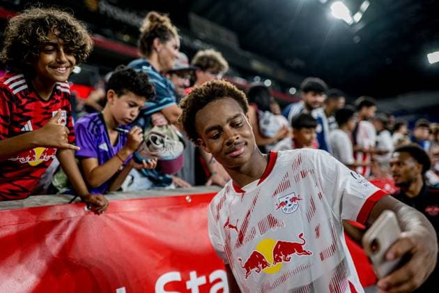 Leipzig Assan Ouedraogo - Schlussjubel mit den Fans. Testspiel RB Leipzig vs Aston Villa 2:0 - Trainingslager in die USA am 31. Juli 2024. Red Bull Arena, Hamilton (USA). US-Tour RB Leipzig - RB Leipzig vs Aston Villa 2:0 *** Leipzig Assan Ouedraogo final cheer with the fans Test match RB Leipzig vs Aston Villa 2 0 Training camp in the USA on July 31, 2024 Red Bull Arena, Hamilton USA US Tour RB Leipzig RB Leipzig vs Aston Villa 2 0