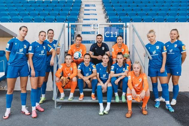 Team shoot FC Carl Zeiss Jena Women for the 2024 2025 season in the Google Pixel Womens Bundesliga on 07 08 2024 in the ad hoc Arena in the Ernst Abbe Sportfeld Jena In the middle head coach Florian Kästner Jena surrounded by numerous players of the Bundesliga squad ad hoc Arena in the Ernst Abbe Sportfeld
