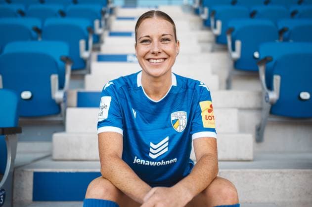 Team shooting FC Carl Zeiss Jena Women for the 2024 2025 season in the Google Pixel Womens Bundesliga on 07 08 2024 in the ad hoc Arena in the Ernst Abbe Sportfeld Jena Player Anja Heuschkel Jena , portrait, with smile on the stands ad hoc Arena in the Ernst Abbe Sportfeld