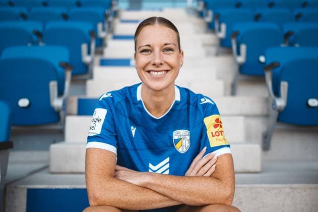 Team shooting FC Carl Zeiss Jena Women for the 2024 2025 season in the Google Pixel Womens Bundesliga on 07 08 2024 in the ad hoc Arena in the Ernst Abbe Sportfeld Jena Player Anja Heuschkel Jena , portrait, with smile on the stands ad hoc Arena in the Ernst Abbe Sportfeld